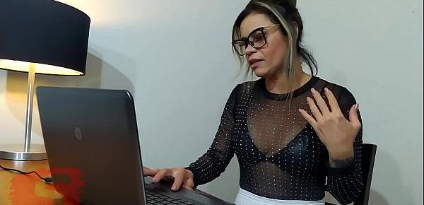 trendsSecretária gostosa chama o técnico de informática pra foder com ela na mesa do escritório e pede pra gozar na bucetinha ( Manuh Cortez )